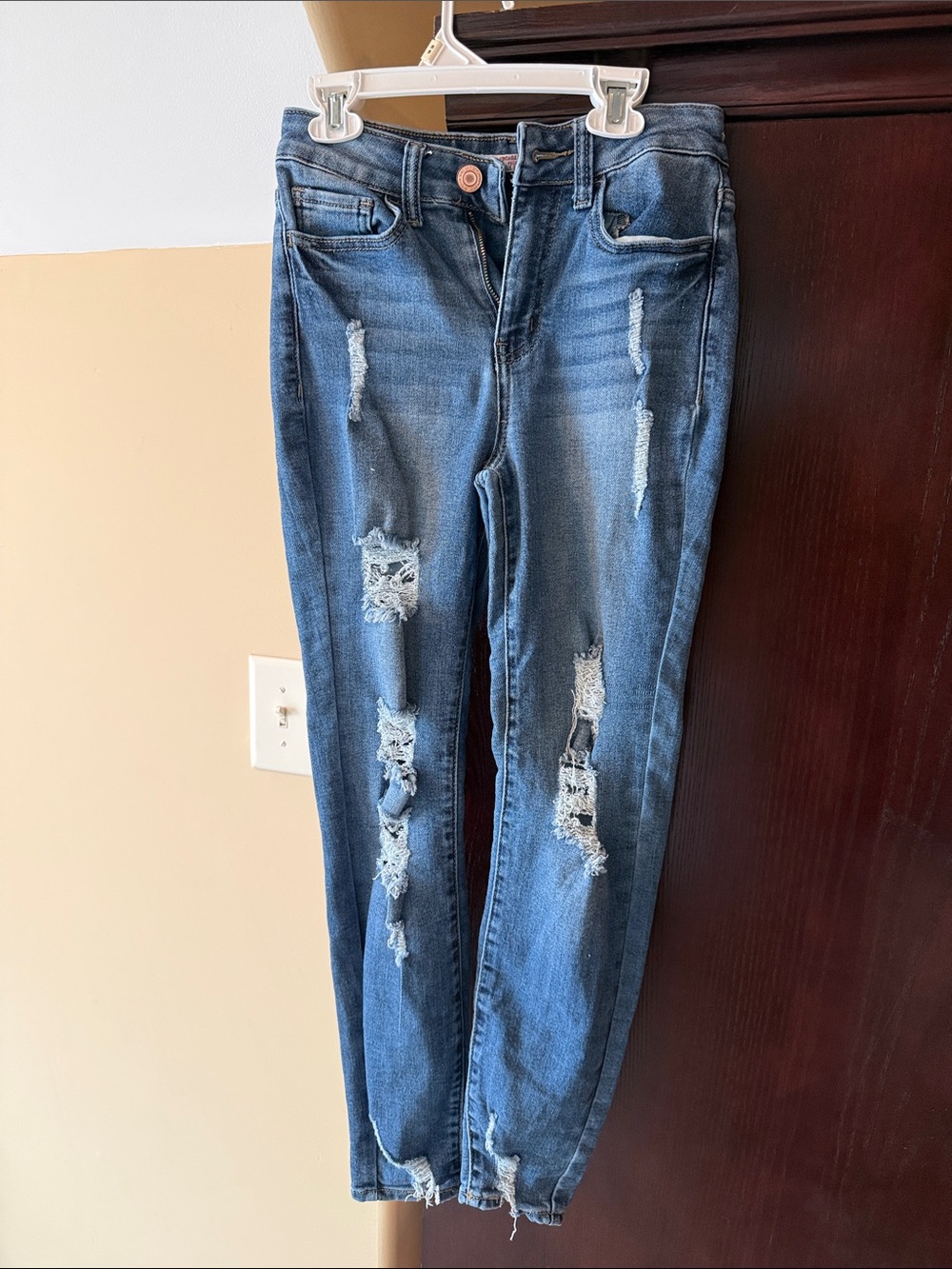 SO teens (juniors sizing 3/26 ) Distressed high rise ankle Skinny Jeans -